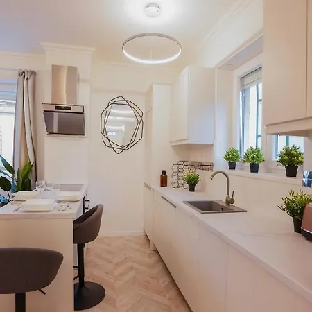Corvin Avenue Premium Central